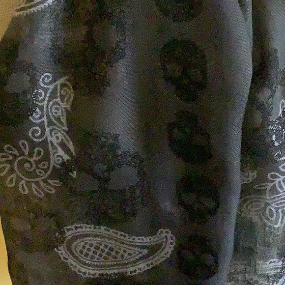 Skulls & Paisley scarf - Picture 2 of 3